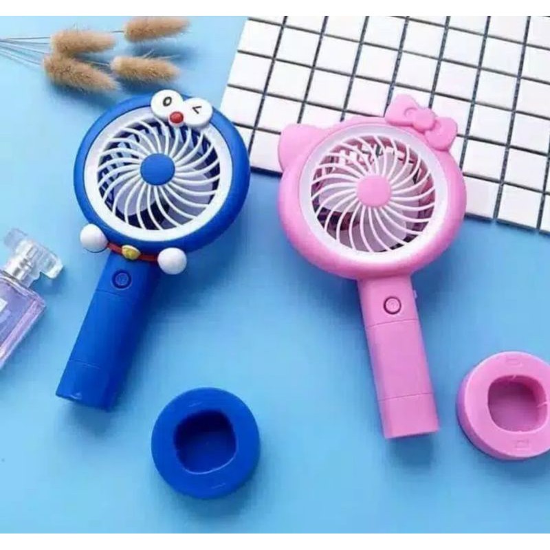 Kipas angin berdiri portable karakter LED standing mini fan rechargeable hello kitty doraemon