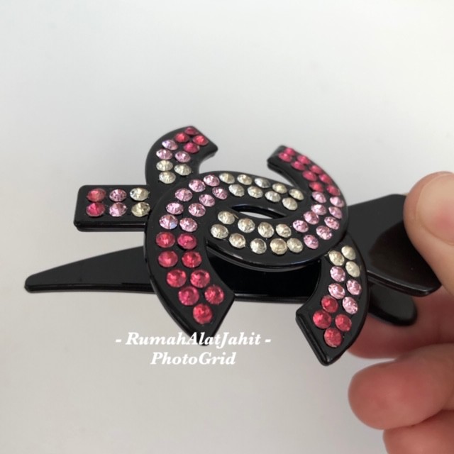 Jepit rambut (hair clip) Permata 8.5 cm model 7A16 0D motif logo C, 5 pilihan warna