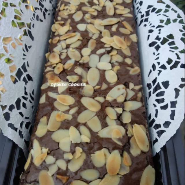 

Brownies Panggang topping Almond/keju/chocochips uk 30x10cm