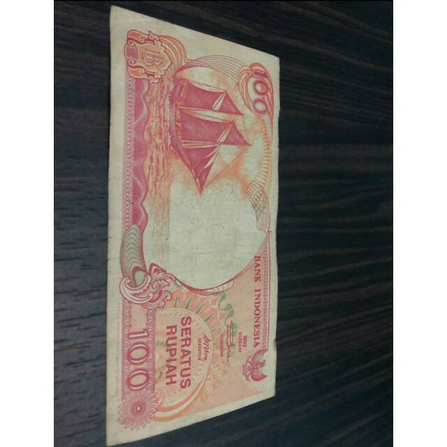 Uang kertas 100 rupiah dan 500 rupiah