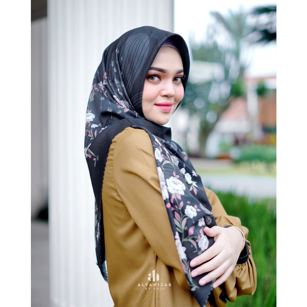 Alyahijab by Naja Alraisha Scarf