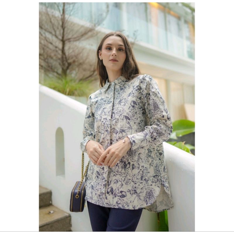 Preloved Benang Jarum Le Jardin Blue Puffy Shirt Buttonscarves size S