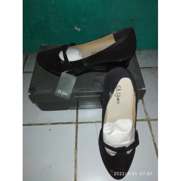 sepatu wedges warna hitam size 38 St.yves