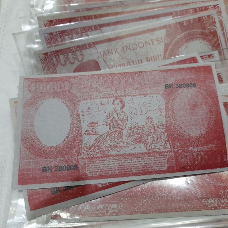 uang souvenir soekarno gulung melengkung pecahan 10k warna merah