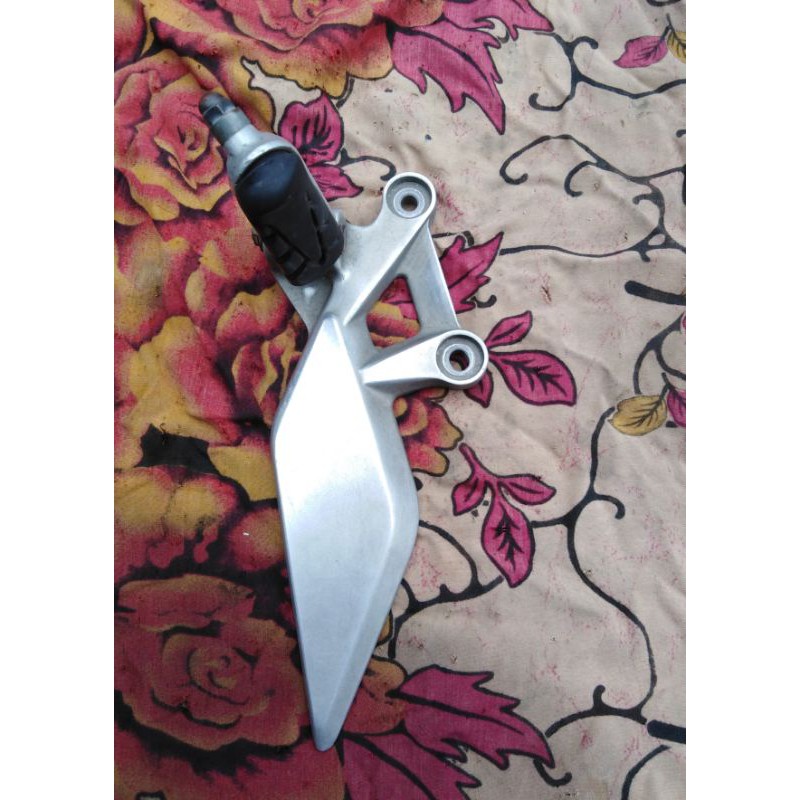 footstep Postep depan kiri Cb 150 r old ORI motor