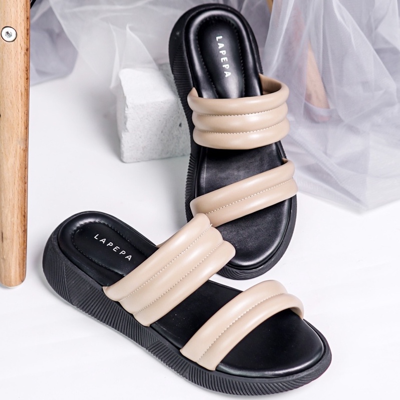 LAPEPA YUK - Sandal Wanita Wedges ZOYA Sendal Cewek Platform Model Ban dua unik Lucu Kondangan Hak Tinggi 3cm Size 36 37 38 39 40 41 Pergi Jalan Casual Santai Rumah Slop Warna SMOKE Hitam Selop Premium Original Kekinian Terbaru Shoes Mall Official Store