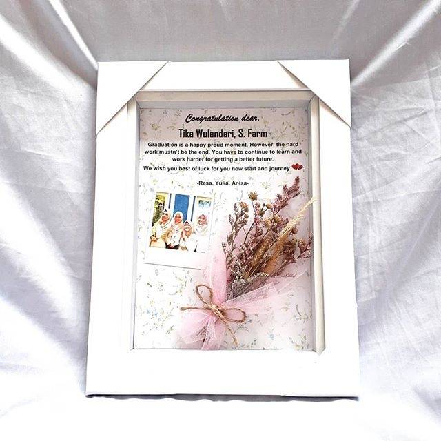 

Frame 3D/ kadowisuda/ hadiah ulangtahun/ hadiahpernikahan/ souvenir seminar dengan bunga kering asli