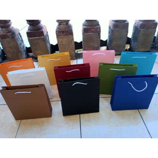 

Paperbag polos warna hrg Rp.2200/tas ukuran 18x5x20