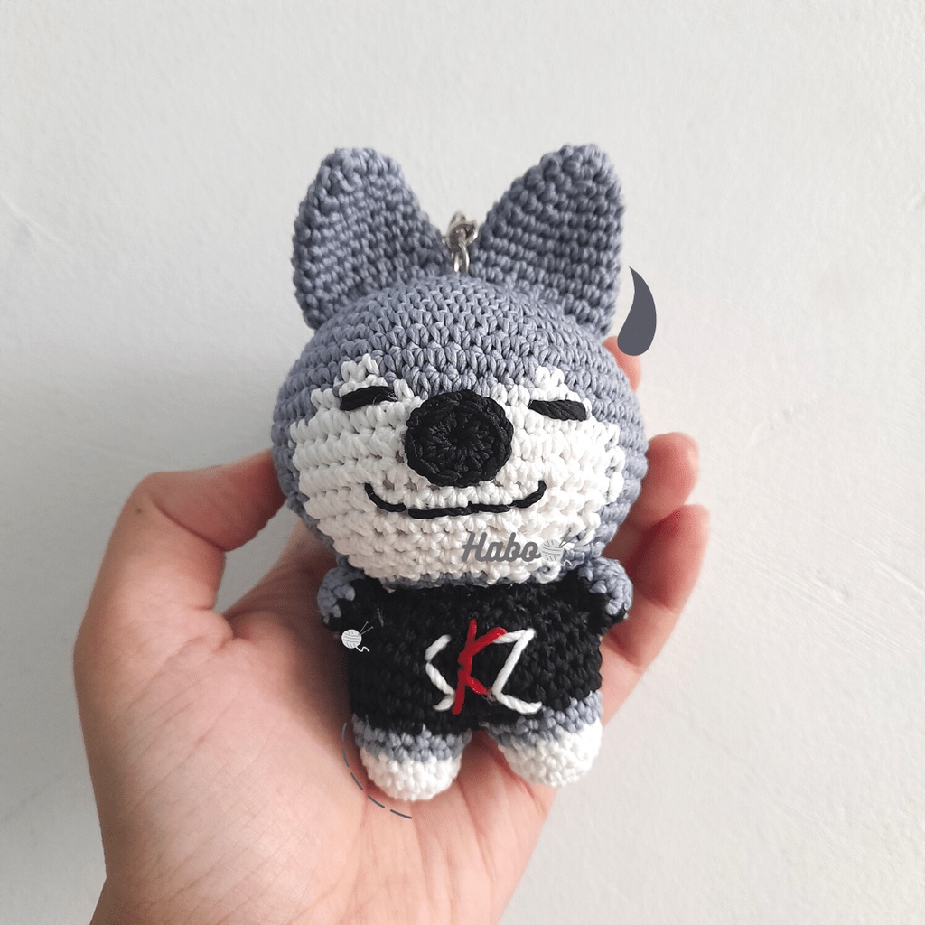 Skzoo. Волк Чан крючком. Вязаные SKZOO. Вульф Чан игрушка крючком. SKZOO Amigurumi.