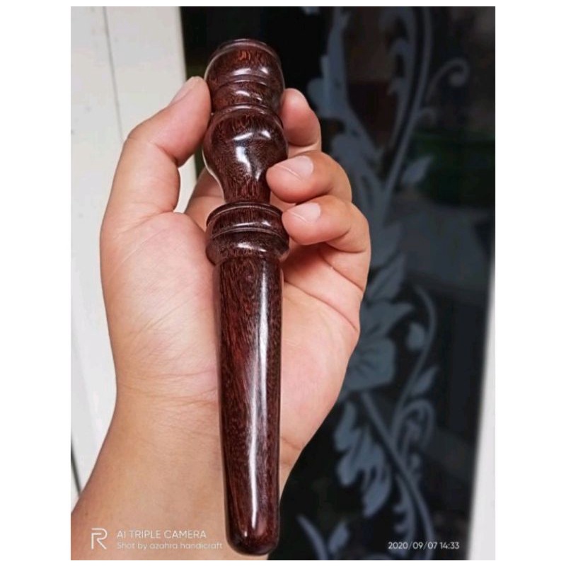 alat pijat refleksi kayu galih asem saat pijat kaki