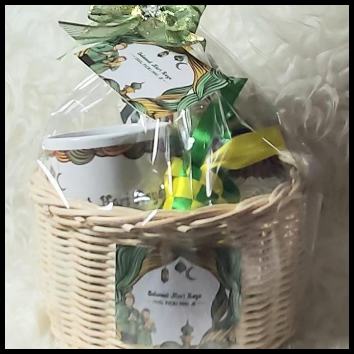 

Hampers Lebaran Sajadah.Pouch.Mug.Keranjang Rotan