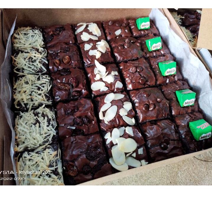 

Harga Grosir. Brownies Shiny sekat isi 25 pcs/Fudgy 20x20cm *