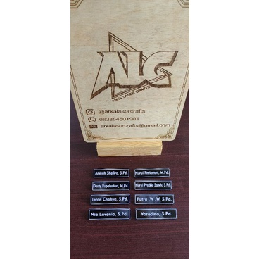 

Name tag akrilik grafir / nama dada akrilik