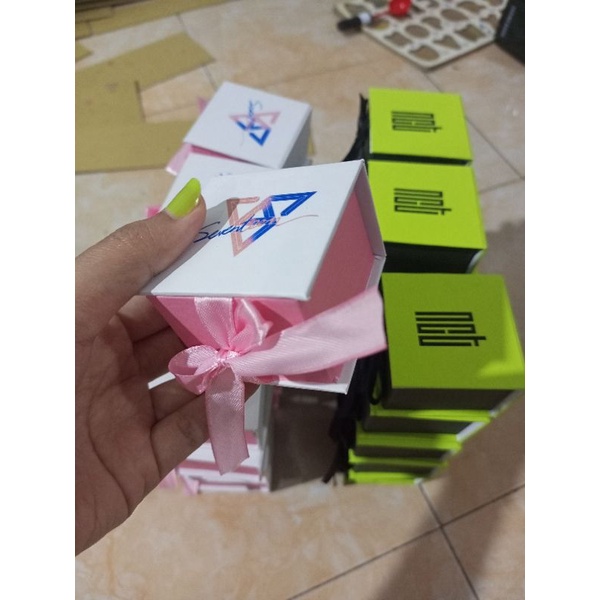 

box kpop custom design dan logo lucu kotak hadiah