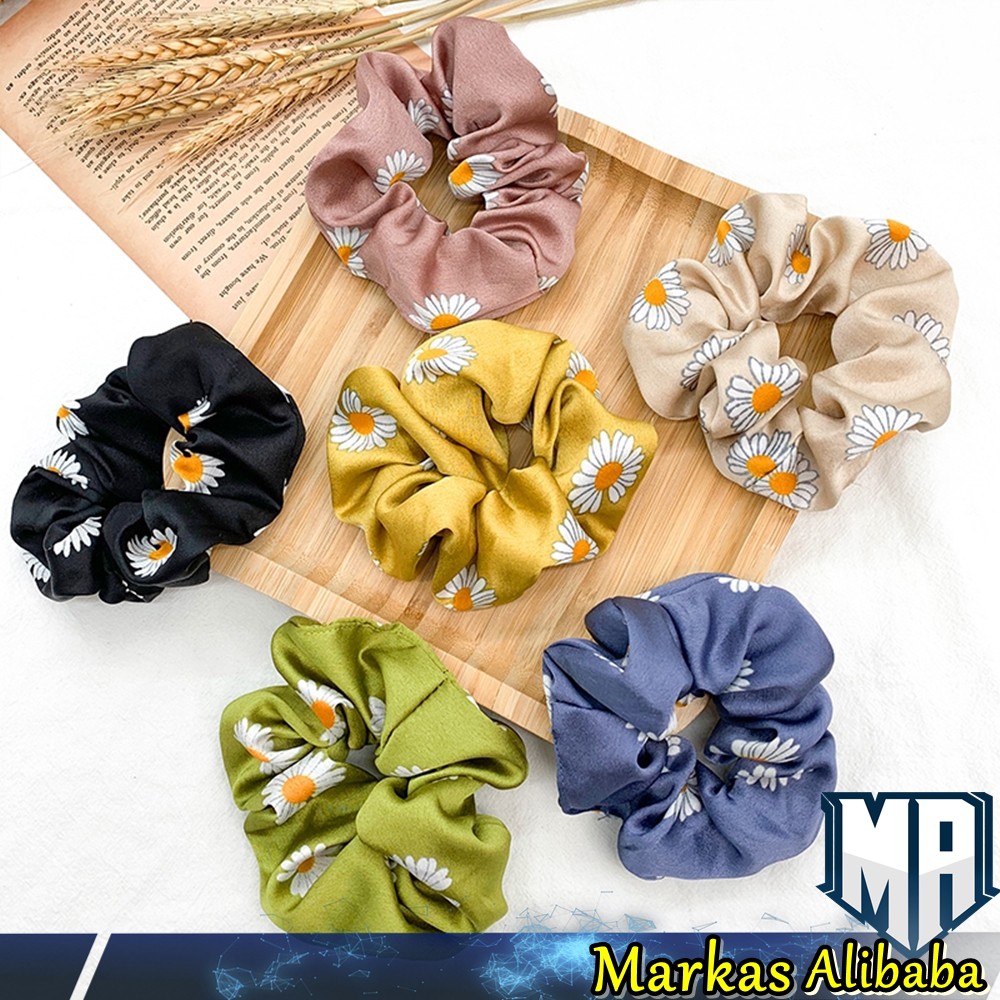 Ikat Rambut Scrunchie Satin Silk Motif Bunga Daisy / Korea Fashion Scrunchie Ikat Rambut Satin Bunga