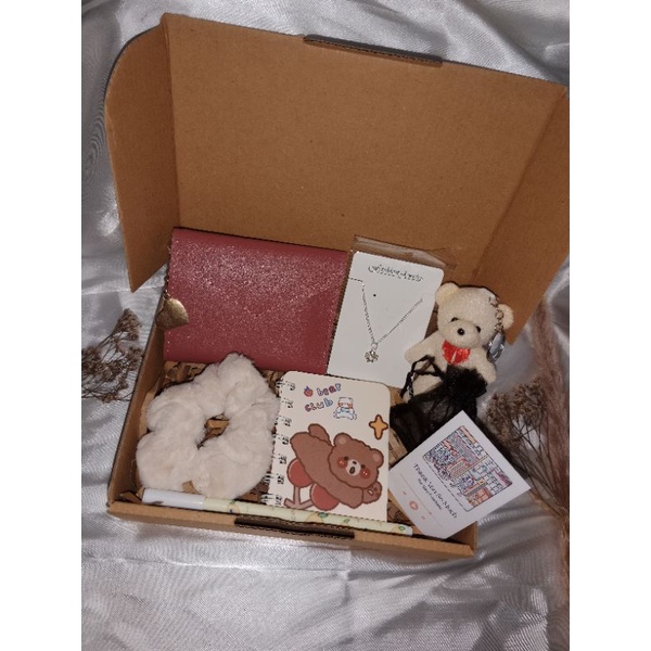 

GIFT BOX / HAMPERS GIFT / HADIAH untuk pacar, teman, saudara, kerabat, dll