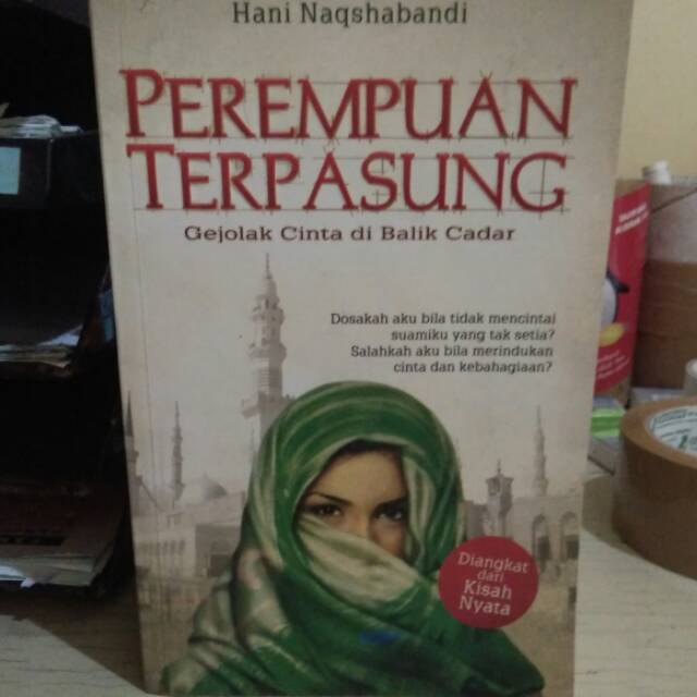 PEREMPUAN TERPASUNG Gejolak Cinta Di Balik Cadar (bekas)
