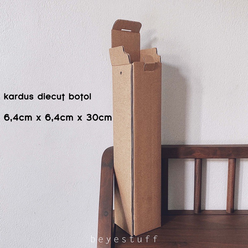 

Kardus Packing Die Cut Botol 6.4x6.4x30 Botol Sirup 500ml