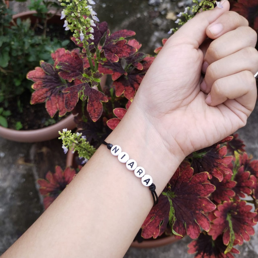 Gelang nama/gelang huruf bisa request nama/bulat pipih putih