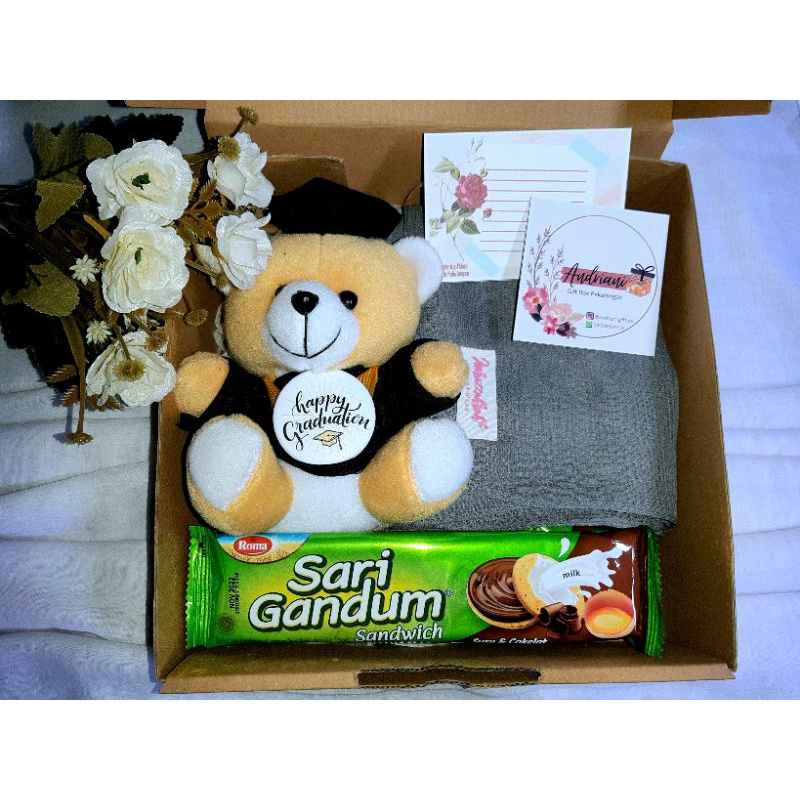 

Hampers Wisuda (Boneka Bear 16 cm dan Hijab)