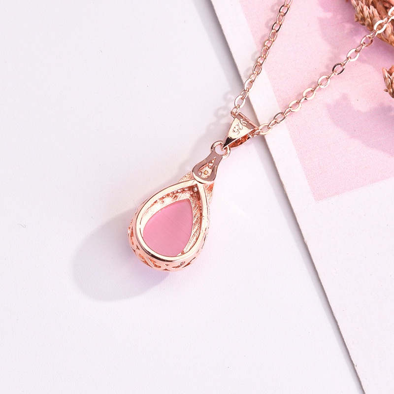 [Ready Stock]Fashion Inlaid Pink Crystal Pendant Simple Elegant Necklace