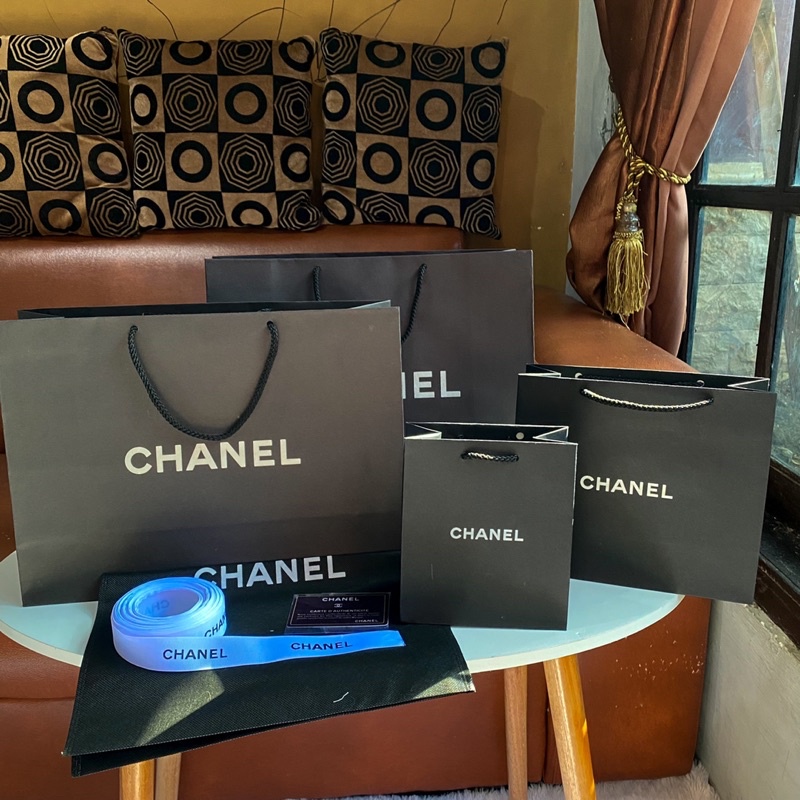 

Paper Bag Chanel Size Lengkap Bungkus Hadiah Hampers Hitam Mewah Paperbag Brand Terkenal Ukuran Kecil dan Besar