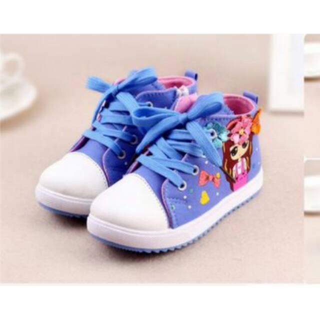 Sepatu kets anak