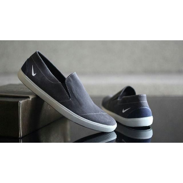 Sepatu slip on Pria nike bahan suede