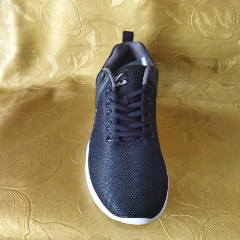 sepatu running desle