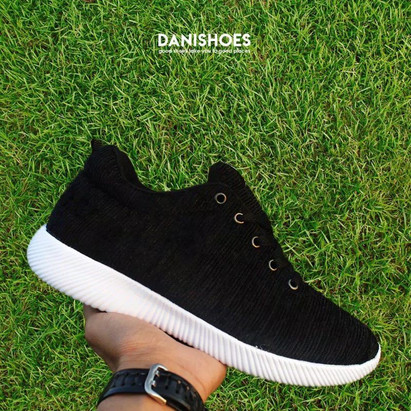  Sepatu  Sneakers kasual Pria Wanita  Sekolah  hitam Shopee  