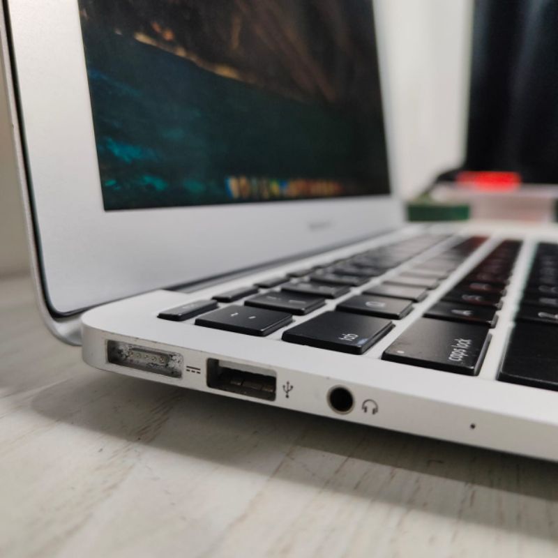 Macbook air 2015 13 inch core i5 ram 4 ssd 128 mulus gan