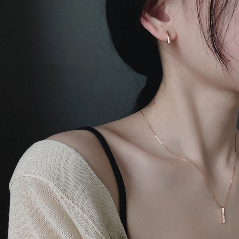 Kalung Rantai Klavikula Desain Garis Vertikal Aksen Berlian Bahan Zirkon Warna Silver Untuk Wanita