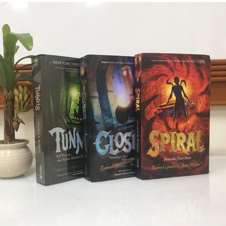 Closer, Spiral series by Roderick Gordon