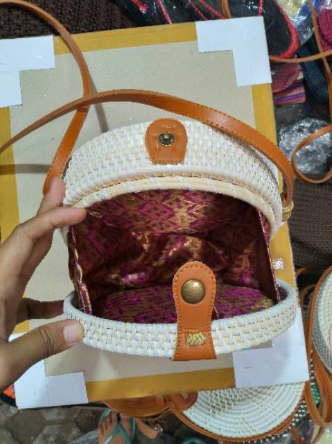 (BISA COD) TAS SELEMPANG ROTAN BUNDAR WARNA PUTIH 20 x 20 x 7 cm - SLING BAG WANITA OOTD MURAH