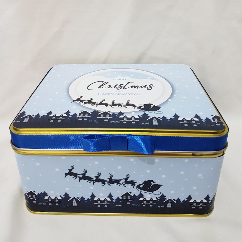 

Kotak Hampers Natal Kaleng Tempat Penyimpanan Makanan / Kue Kering Biru Muda 17x14x8 cm by Hapunni
