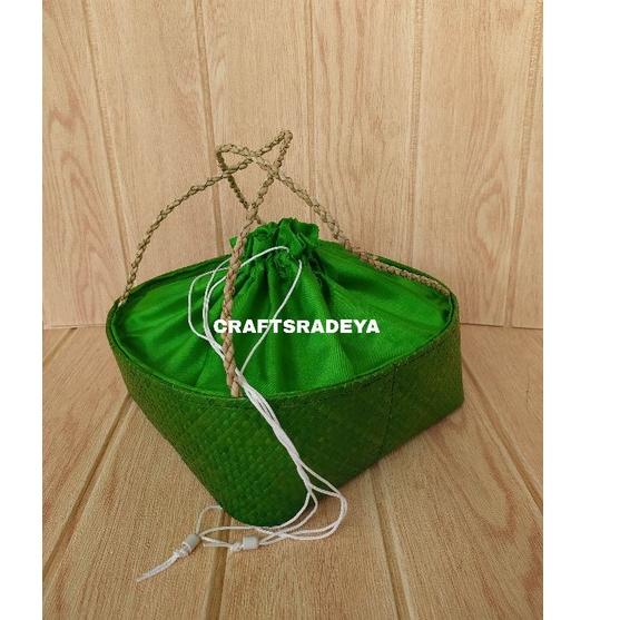 

CodeD8p3O--KOTAK ANYAMAN PANDAN SIZE L WARNA // KERANJANG HAMPERS TERMURAH
