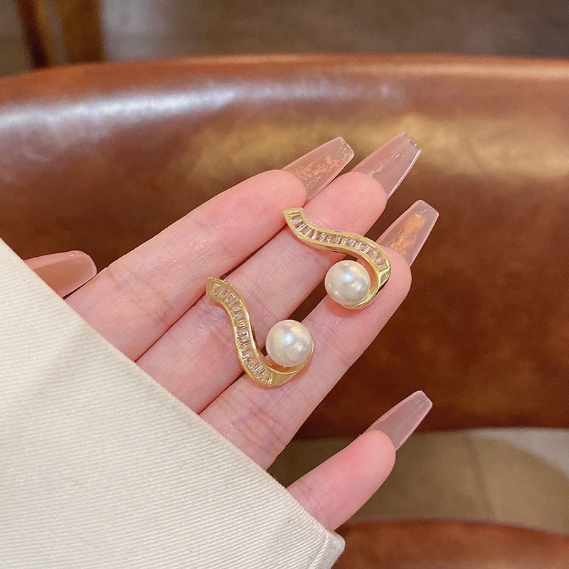 Anting Tusuk Bentuk Geometri Aksen Mutiara Bahan 925 silver Untuk Wanita