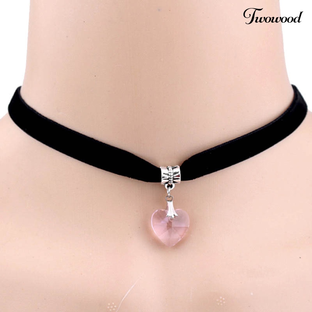 Kalung Choker Pendek Bahan Velvet Dengan Liontin Hati Aksen Berlian Imitasi Gaya Gothic Untuk Wanita