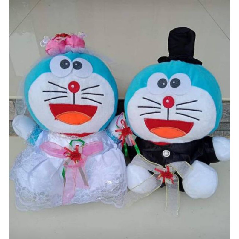 sepasang boneka Doraemon pengantin SNI