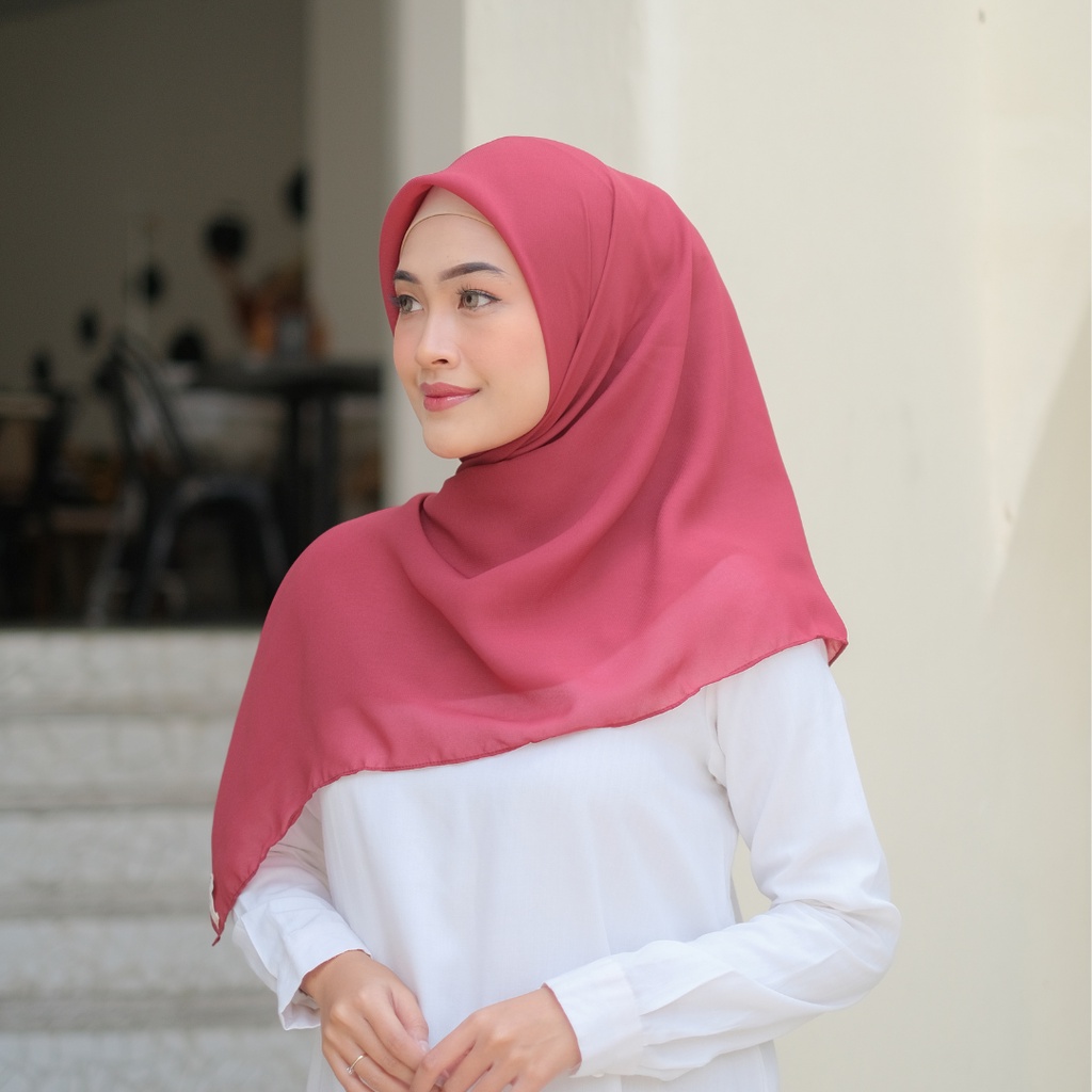 HIJAB POLLYCOTTON PREMIUM / HIJAB SEGI EMPAT / KERUDUNG SEGI EMPAT / HIJAB POLLYCOTTON / JILBAB SEGI EMPAT-MAROON