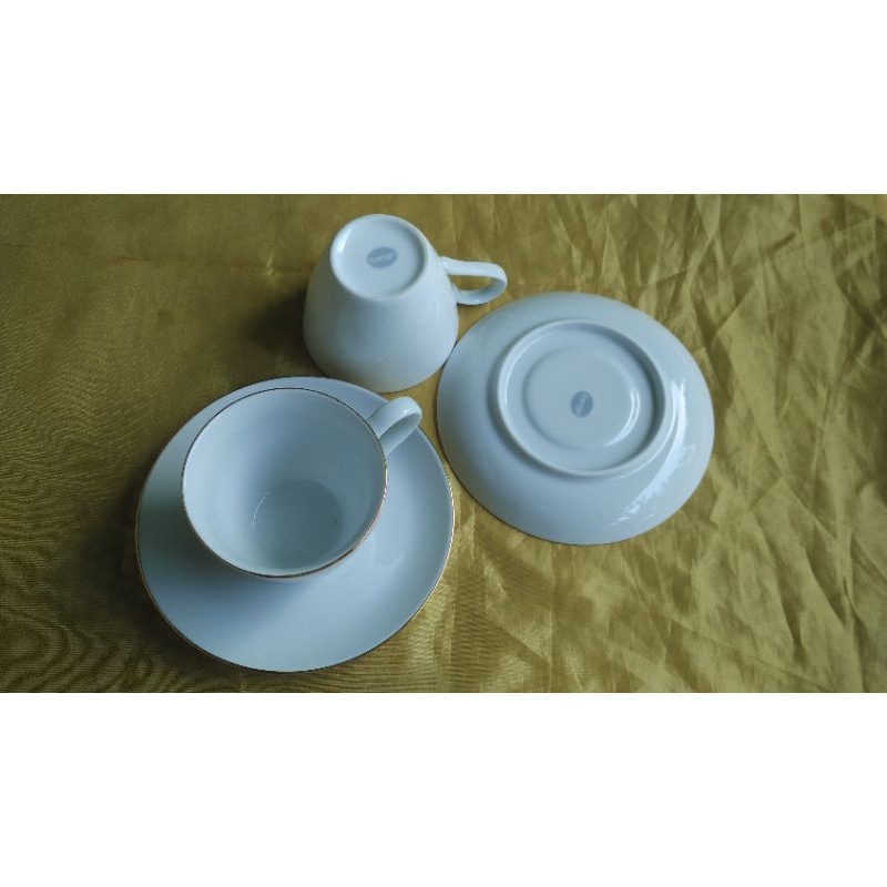 SET CANGKIR DAN TATAKAN SANGO PUTIH LIST EMAS