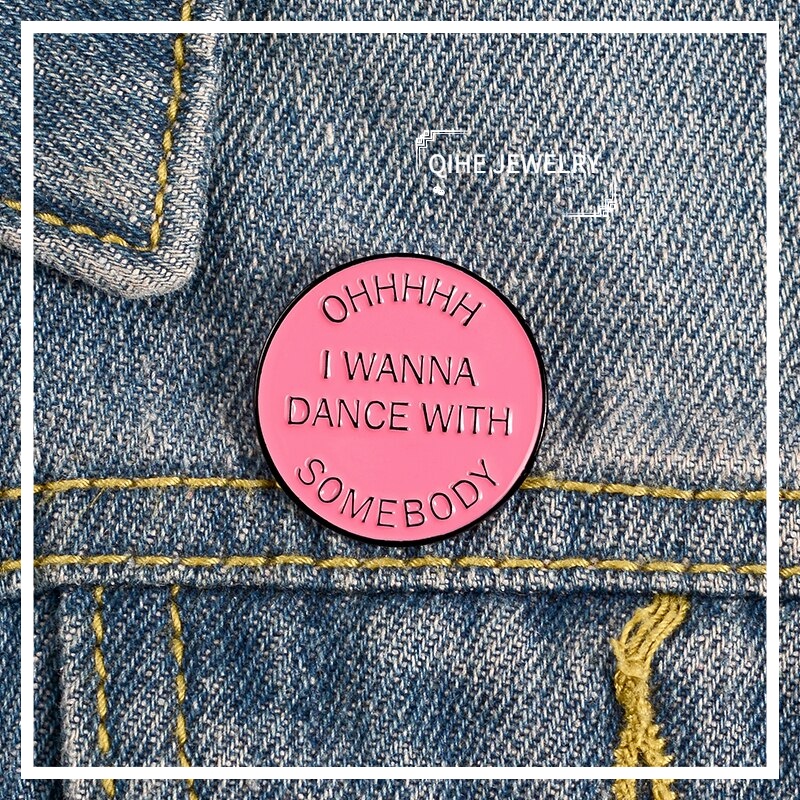 Bros pin Enamel Magnetik Bentuk Bulat Desain I wanna dance Warna Pink Untuk Hadiah