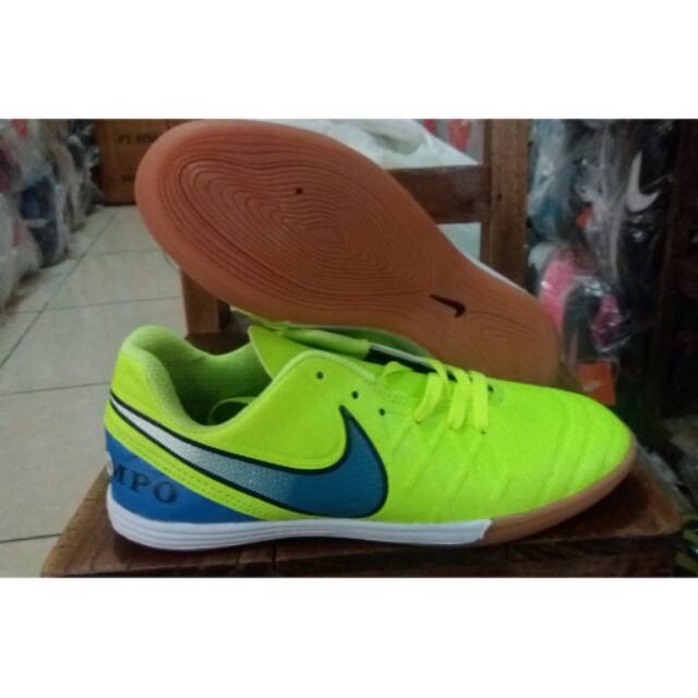 Sepatu futsal tiempo