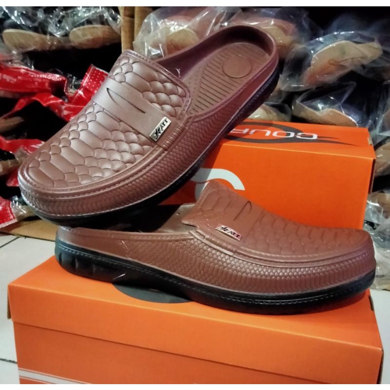 sepatu slop pria terlaris. berkualitas anti air.nyaman di kki