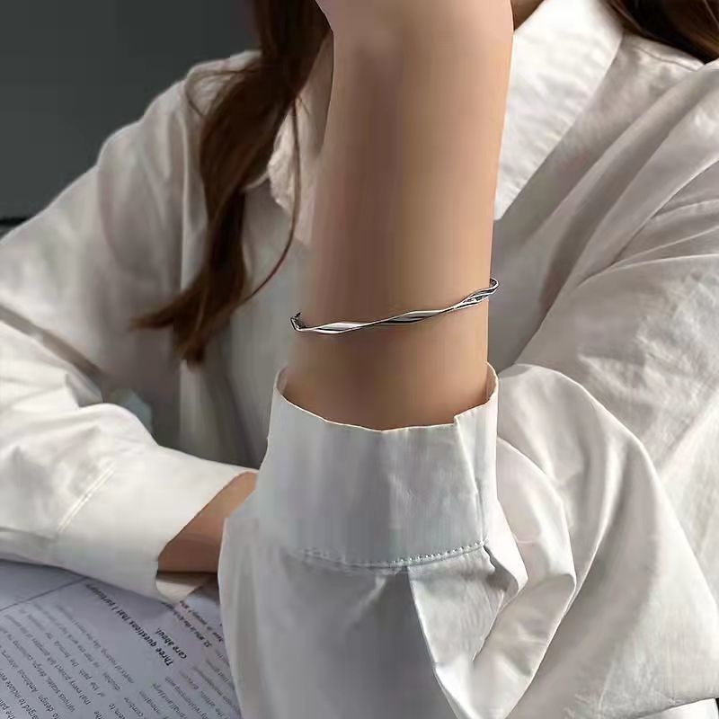 Roselife Gelang Bangle Cuff Terbuka Adjustable Desain Gelombang Warna Silver Untuk Pria / Wanita