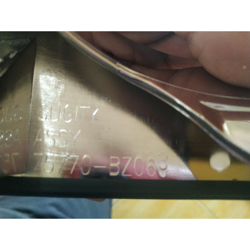 Garnish chrome di kap mesin Toyota Avanza VVTi tahun 2010