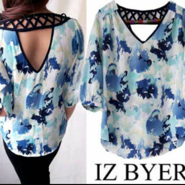 Iz byer blue floral blouse