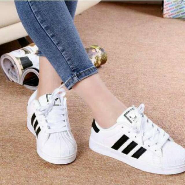 Sepatu sneakers korea garis hitam