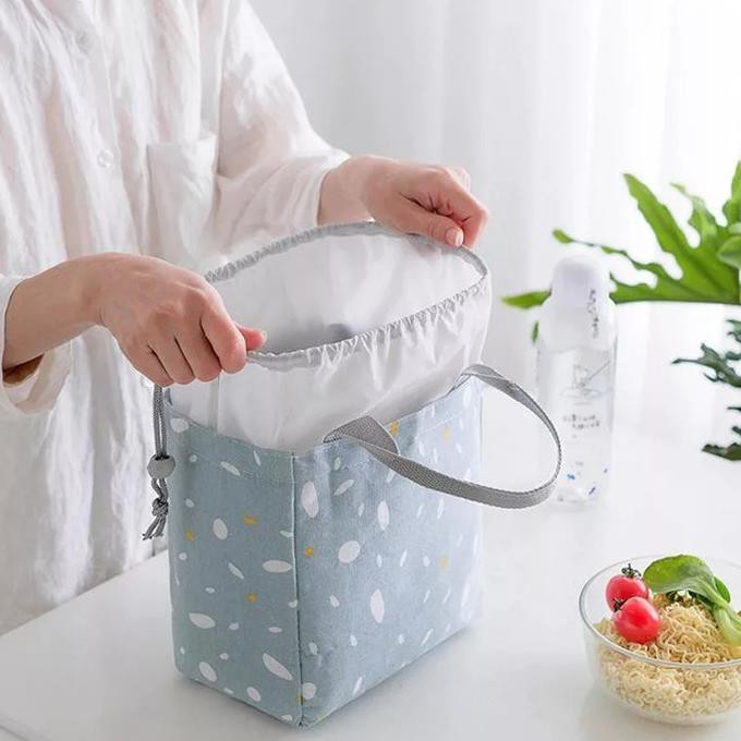 

Tas bekal dilengkapi dengan aluminum foil dan kantong serut/Lunch bag