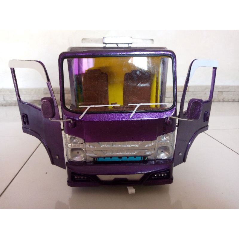 Miniatur truk towing giga